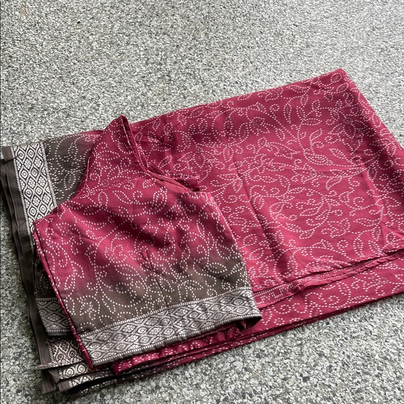 Elegant Maroon and Brown Patterned Outfit - Picture 4 of 4